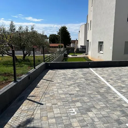 Sunrise With Private Parking Пула