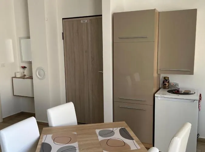 Sunrise With Private Parking 아파트 풀라