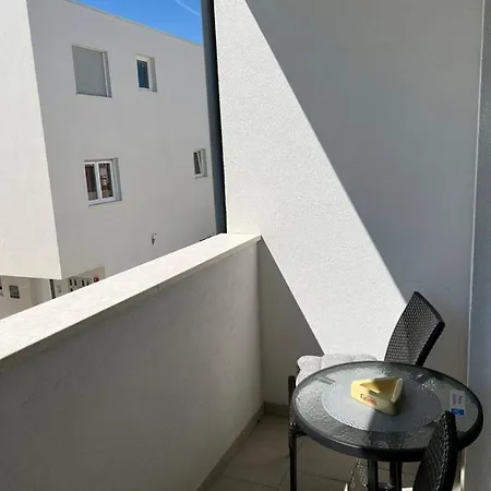 Sunrise With Private Parking Apartment